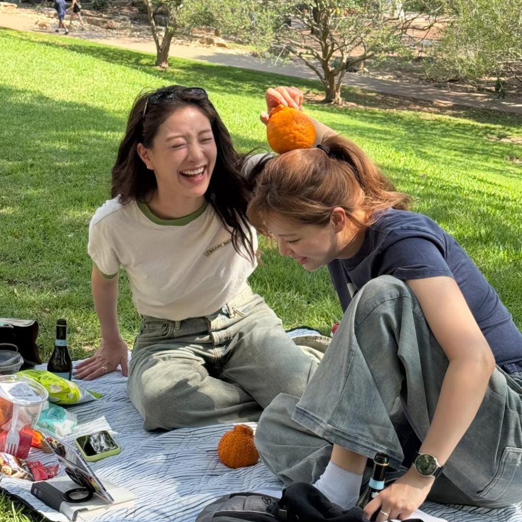 Gemes Banget! Jihyo & Jeongyeon TWICE Piknik Cantik Pas Tur
